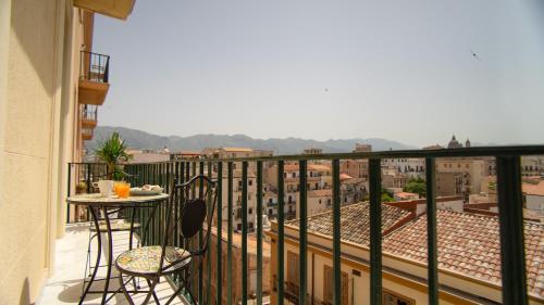 a balcony with a table and chairs and a view of a city at Palermo Historia in Palermo