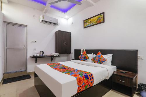 勒克瑙FabHotel A One Inn的一间卧室配有一张特大号床。