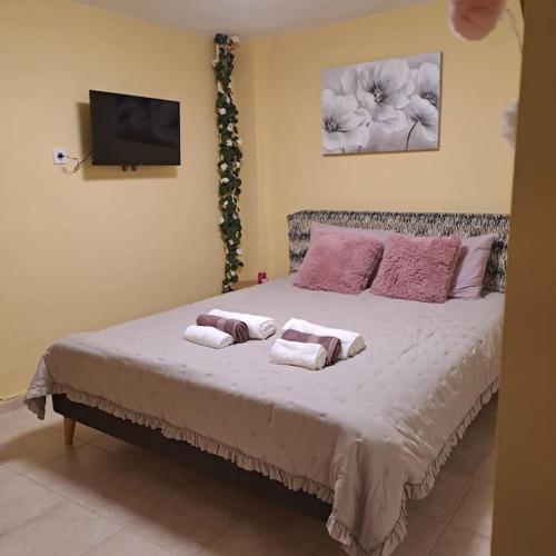 sypialnia z łóżkiem z ręcznikami w obiekcie Zenia Home 1 Στην καρδιά της Πάτρας w mieście Patras