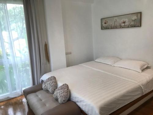 Postel nebo postele na pokoji v ubytování Huahin Beach Front Apartment with Seaview
