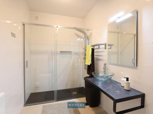 ein Bad mit einer Dusche mit einer Duschkabine aus Glas in der Unterkunft MyStay - Casa Esposende 