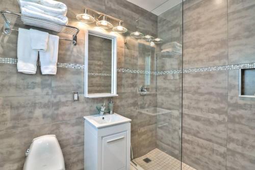 uma casa de banho com um chuveiro, um WC e um lavatório. em Stunning 2bdr2bath Steps To The Beach em Fort Lauderdale