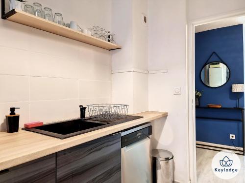 a kitchen with a sink and a counter top at Cazapi 3 étoiles - T2 de 47 m2 à Saint-Denis in Saint-Denis