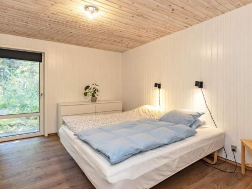LyngsåにあるHoliday home Sæby IVのベッドルーム1室(ベッド1台、大きな窓付)