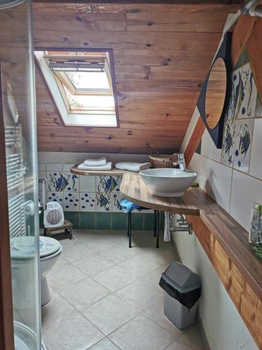 une salle de bain avec un lavabo et des toilettes dans l'établissement La grange à Léon, à Fresse