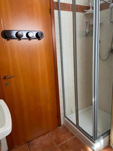 W łazience znajduje się prysznic ze szklanymi drzwiami. w obiekcie Il Ricordo appartamento w mieście Champoluc