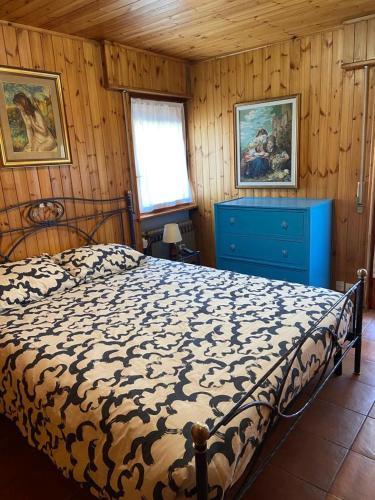 1 dormitorio con 1 cama y vestidor azul en Il Ricordo appartamento, en Champoluc