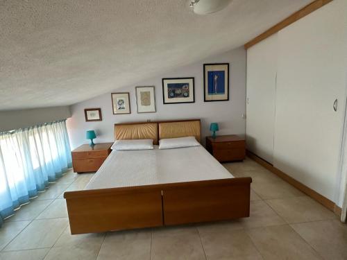 1 dormitorio grande con 1 cama grande en una habitación en Economy Rooms, en Vernazza