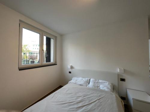 Habitación blanca con cama y ventana en Economy Rooms, en Vernazza