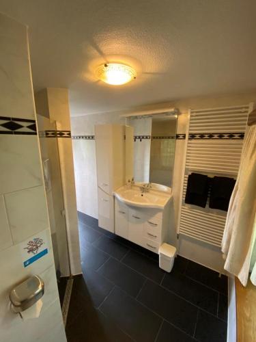 een badkamer met een wastafel en een spiegel bij La Luna - Gino in Heerhugowaard