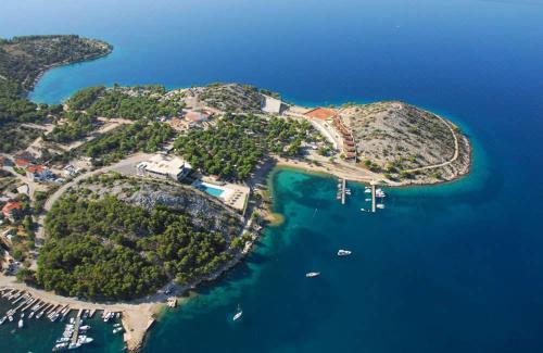 Příroda nedaleko prázdninového areálu