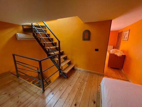 ナポリにあるCasa Delle Donne 3の黄色い壁の部屋の階段