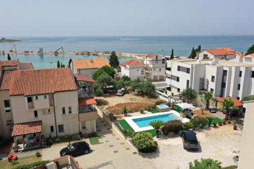 Waterfront Apartments with Pool – Photos 2
