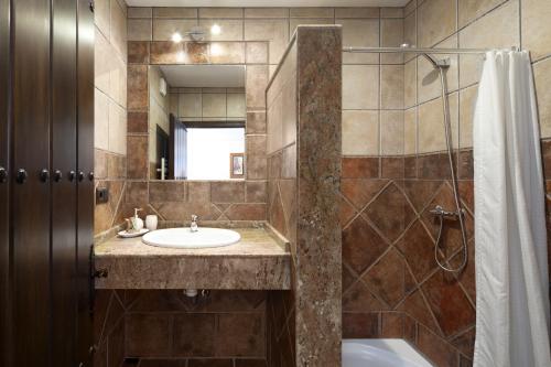 y baño con lavabo y ducha. en Alter Real, luxury holiday retreat en Villanueva del Trabuco