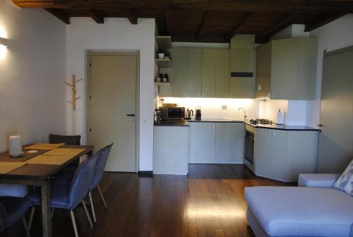 cocina y comedor con mesa y sillas en Vista Lago Apartment, en Bellagio