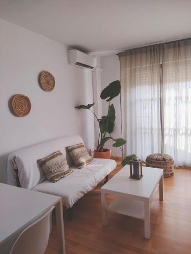 ein Wohnzimmer mit Sofa und Tisch in der Unterkunft APARTAMENTO SEGUNDA PLANTA in Chiclana de la Frontera