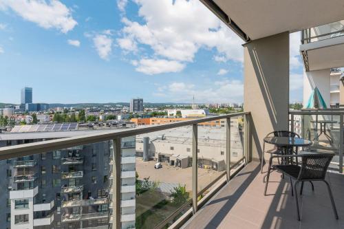 d'un balcon avec vue sur la ville. dans l'établissement Flatbook - Seaside Apartments Albatross Towers, à Gdańsk