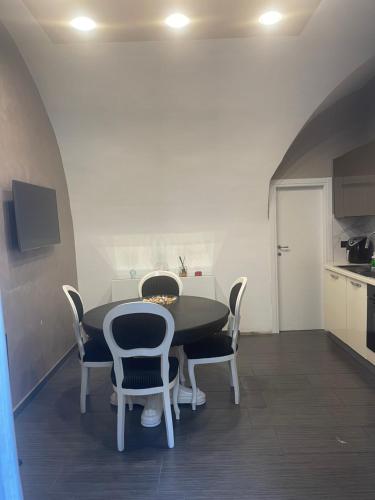 a dining room table and chairs in a kitchen at Plebiscito home in Naples