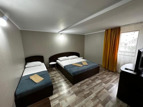 Zimmer mit 2 Betten und TV in der Unterkunft Pensiunea Dunarea Isaccea 