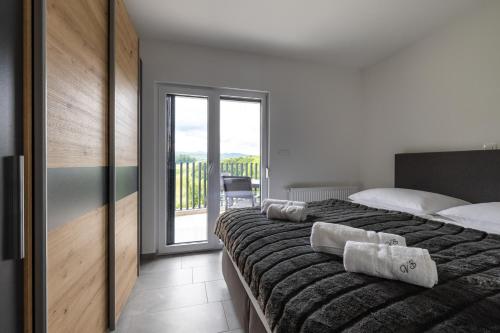 een slaapkamer met 2 bedden en handdoeken bij Vila Emina in Podčetrtek