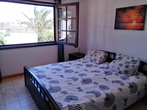 um quarto com uma cama e uma janela em Villa Canto em Tías