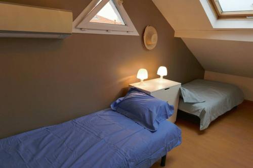 une chambre avec deux lits et une fenêtre dans l'établissement MAISON DE VILLE PRES DE LA PLAGE, à Arcachon