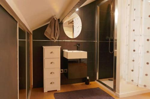 une salle de bain avec un lavabo et un miroir dans l'établissement MAISON DE VILLE PRES DE LA PLAGE, à Arcachon