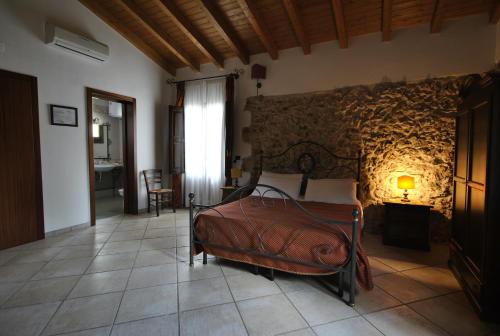 Tempat tidur dalam kamar di Agriturismo Masseria Baronali