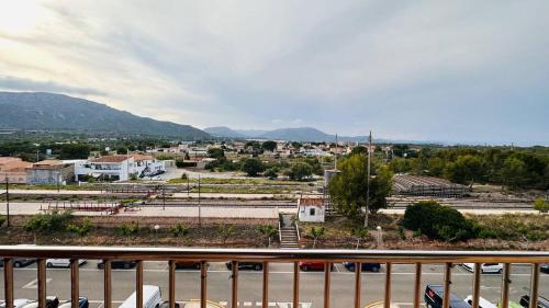 d'un balcon offrant une vue sur la ville. dans l'établissement Apartamento con vista en L'Hospitalet del Infant, à Hospitalet de l'Infant