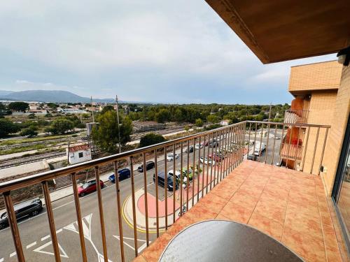 un balcón con vistas a un aparcamiento en Apartamento con vista en L'Hospitalet del Infant, en Hospitalet de l'Infant