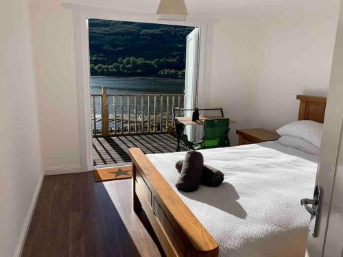 Ένα ή περισσότερα κρεβάτια σε δωμάτιο στο Cottage on the Loch