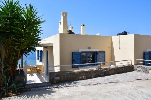 una casa con una palma di fronte di Sea View Luxury Maisonette a Kapótidhes