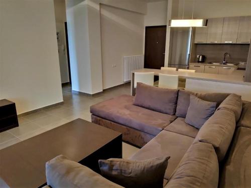 sala de estar amplia con sofá y mesa en Samaras Apartments in Kamena Vourla, en Kamena Vourla