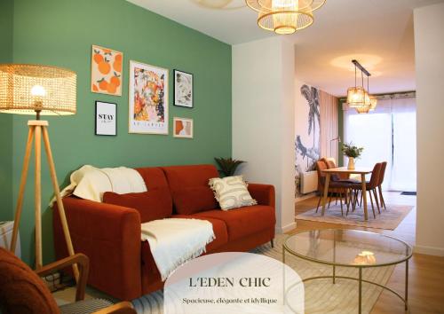 uma sala de estar com um sofá e uma mesa em L'Eden Chic - Balneo - Jardin - Parking gratuit em Arras