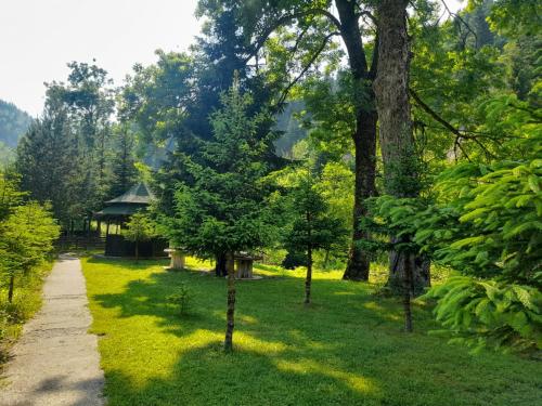 un camino que conduce a un cenador en un parque en Villa Restaurant Mulliri, en Peje