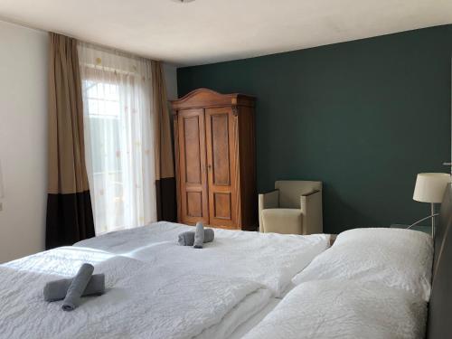 1 dormitorio con 1 cama blanca grande y 2 toallas en Ferienwohnung mit 1 Schlafzimmer, en Altensteig
