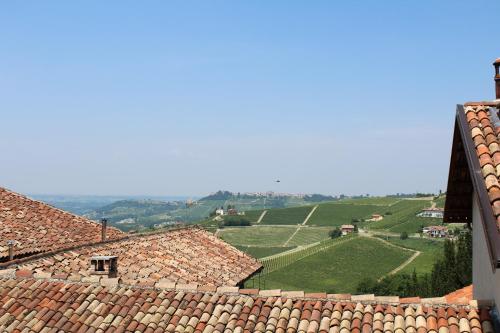 a view of the countryside from the roofs of houses at Hotel Il Grappolo D'Oro in Monforte dʼAlba
