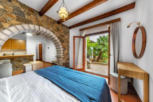 Posteľ alebo postele v izbe v ubytovaní Leyla Luxury Villa
