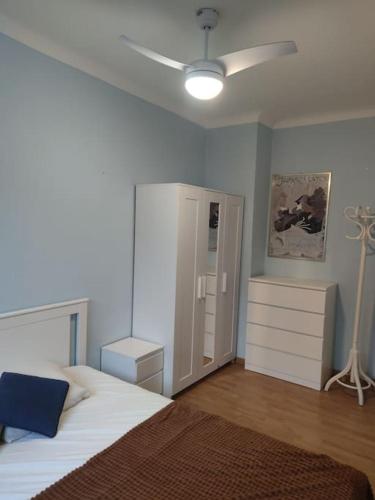 - une chambre avec un lit, une commode et une lampe dans l'établissement Appartement 2 pièces 37m2,350m de la plage, à Nice