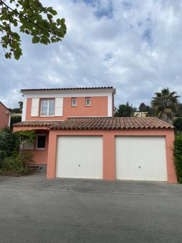 Tòa nhà nơi nhà nghỉ dưỡng tọa lạc