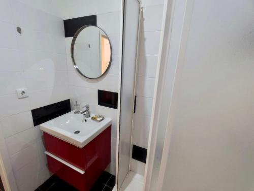 baño con lavabo rojo y espejo en Red Passion Apartment, en Lisboa