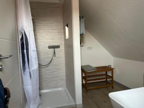 een badkamer met een douche en een bad bij Timmenstrand in Timmendorfer Strand