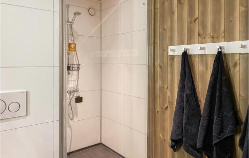 La salle de bains est pourvue d'une douche avec une porte en verre. dans l'établissement Cozy Home In Nordfjordeid With Wifi, à Nordfjordeid