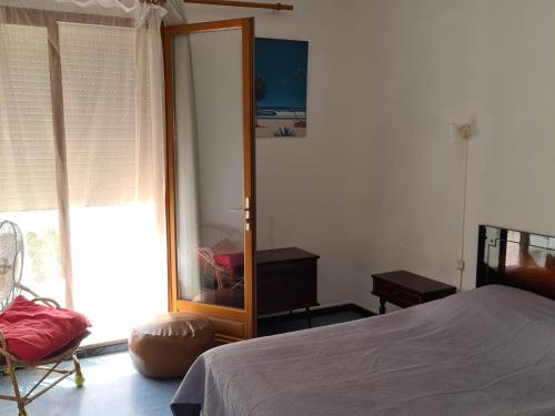 - une chambre avec un miroir, un lit et une fenêtre dans l'établissement Villa Perth, à Valras-Plage