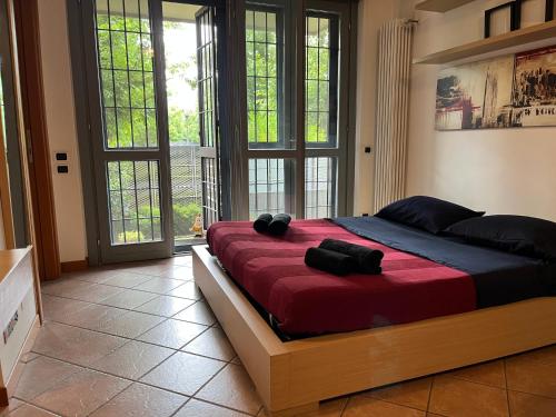 - une chambre avec un grand lit dans une pièce dotée de fenêtres dans l'établissement columella 14, à Milan