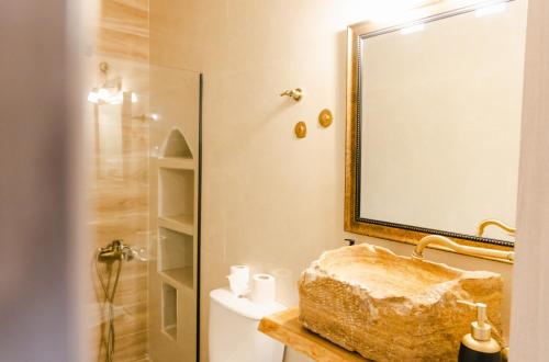 W łazience znajduje się umywalka i lustro. w obiekcie LA TORE DI MONTENEGRO w mieście Gythio