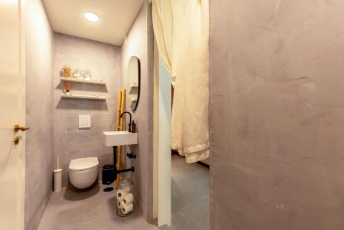 La salle de bains est pourvue de toilettes et d'un lavabo. dans l'établissement The 98 Place Carcavelos, à Carcavelos