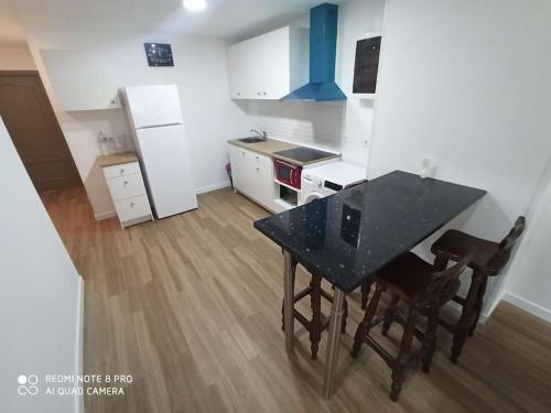 cocina con mesa y sillas en una habitación en Apartamento vacacional, en Torrevieja