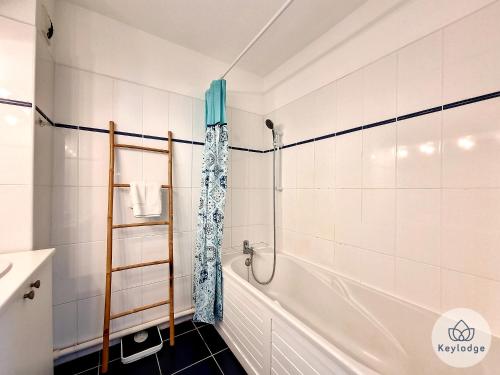y baño con ducha y bañera. en Perle des Camélias-T2 classé 3 étoiles sur Saint-Denis, en Saint-Denis