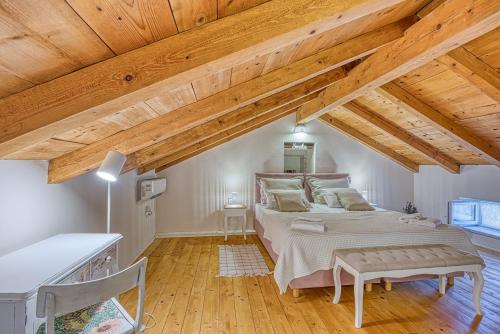 ein Schlafzimmer mit einem großen Bett und Holzdecken in der Unterkunft Studio Jana with Balcony in Stranići kod Lovreča